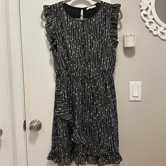 Le Lis Dresses & Skirts - Le Lis Ruffle Sleeveless Mini Dress L Black White Gold Print Lined Party Casual
